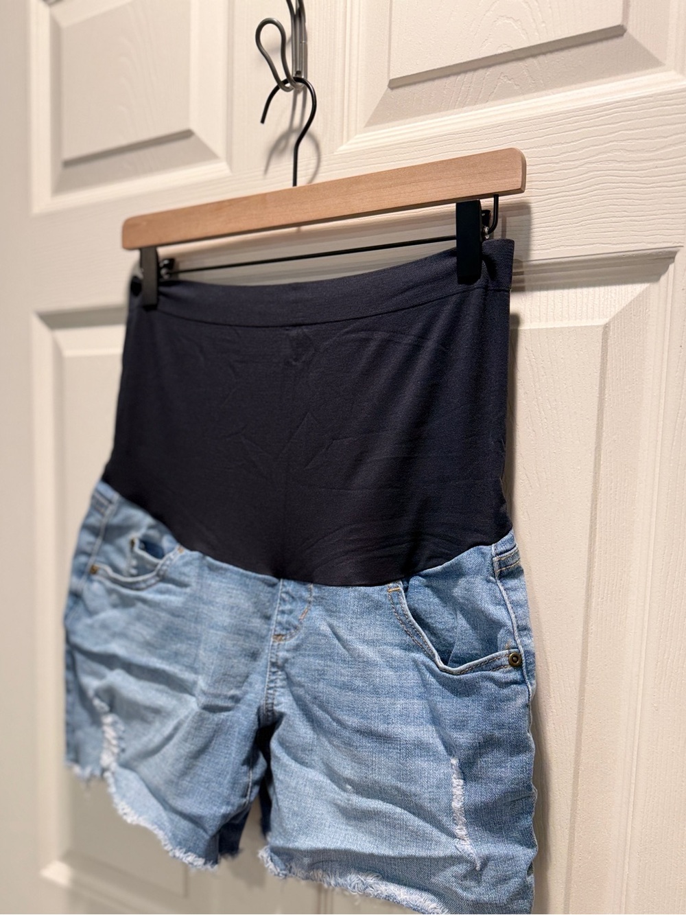 Sonoma Maternity Denim Shorts Size 4 Light Wash Distressed Stretch Raw Hem - Picture 3 of 6